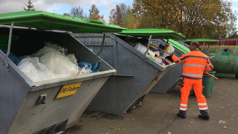 Alte Kopfkissen richtig entsorgen: Recycling oder Mülltonne?